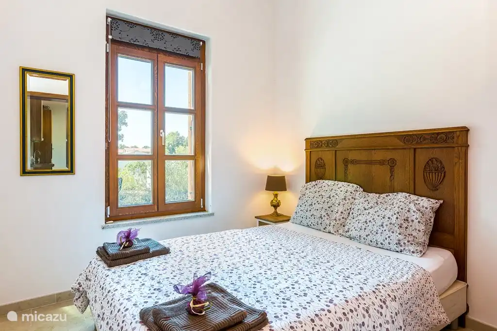 Dormitorio 3. Las ventanas tienen mosquiteros y persianas retráctiles para evitar el calor.