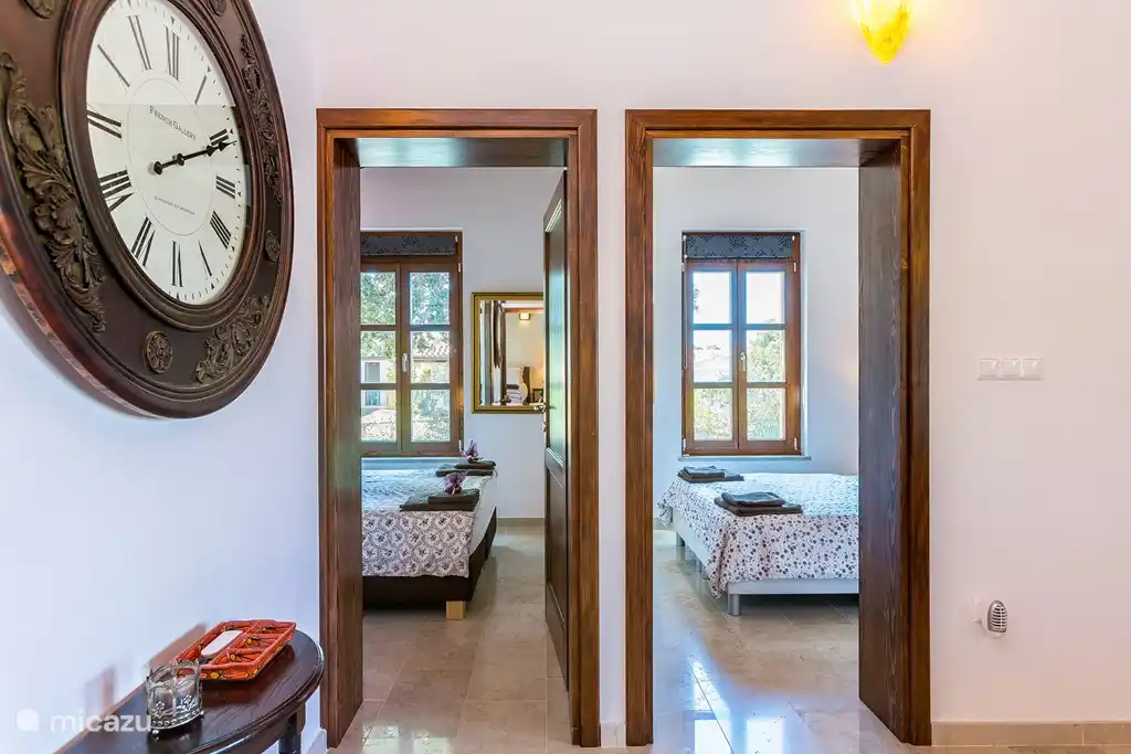 Dos cuartos. Hay un suelo uniforme de piedra natural en toda la casa.