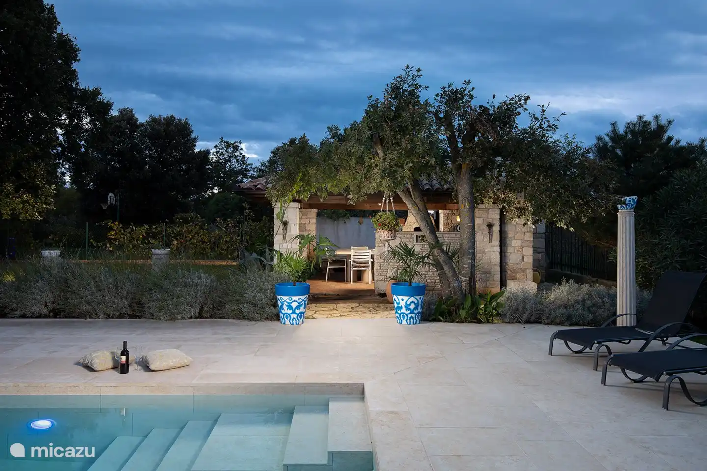 Piscina y cocina exterior. 