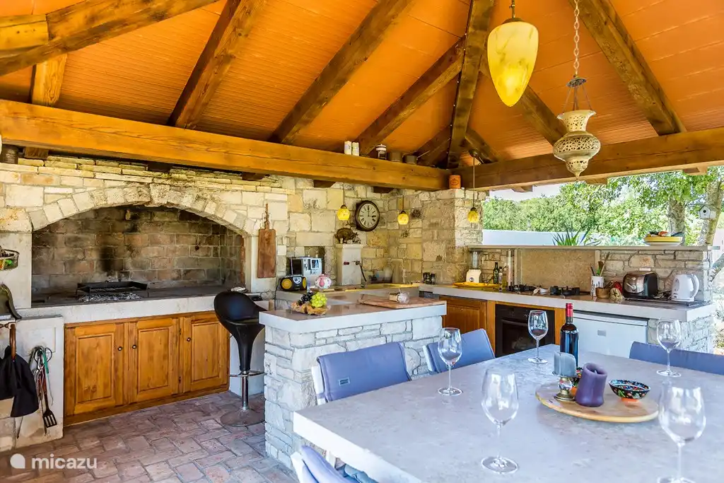 La lujosa cocina al aire libre está equipada con todo lo necesario para el uso diario. También hay tres cafeteras diferentes: cafetera DeLonghi, Senseo y una cafetera de filtro.