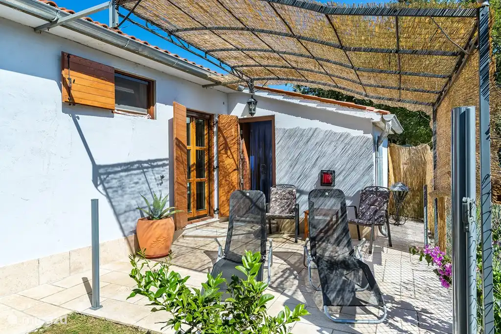 Terraza privada cubierta en el dormitorio principal.