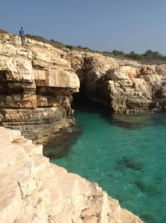 ruta Kamenjak - Premantura. Mar Adriático azul claro.
