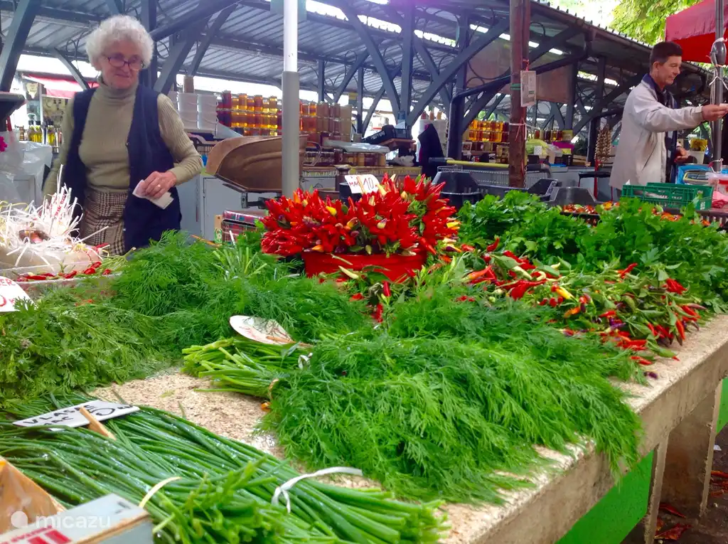 Nos encantan los productos frescos y por eso vamos regularmente al mercado matutino de Pula. Después de haber hecho tus compras, puedes desayunar barato y delicioso en el centro.