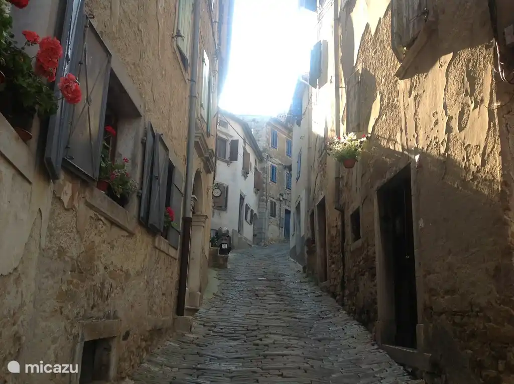 Hermosos pueblos antiguos de piedra con arquitectura italiana.