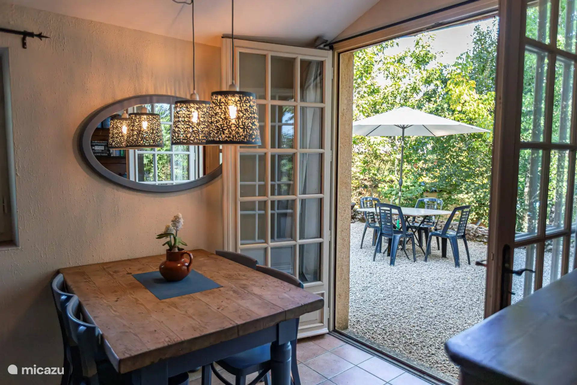 Essbereich mit Tür zur Terrasse