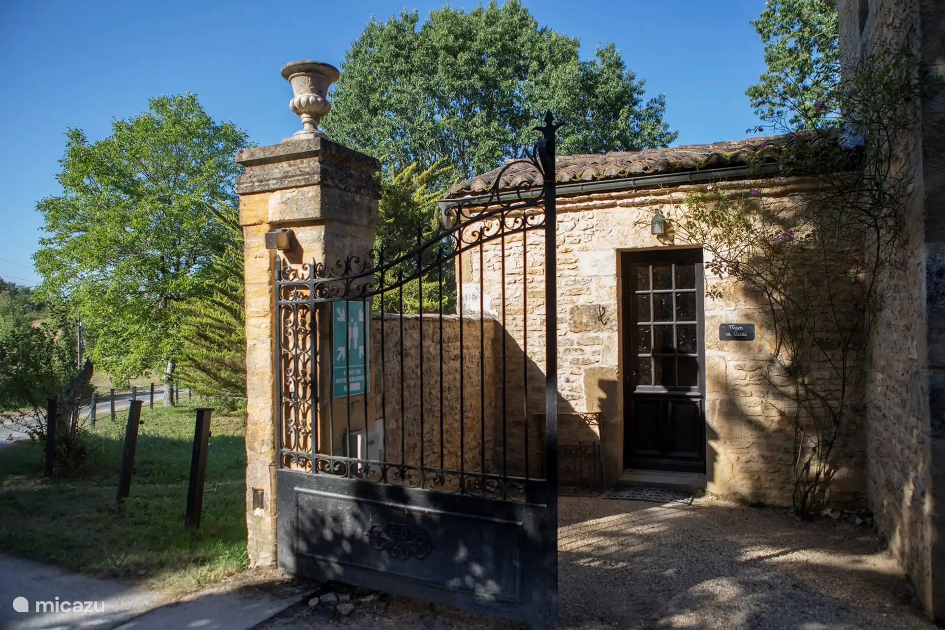 voorduer Maison la Garde