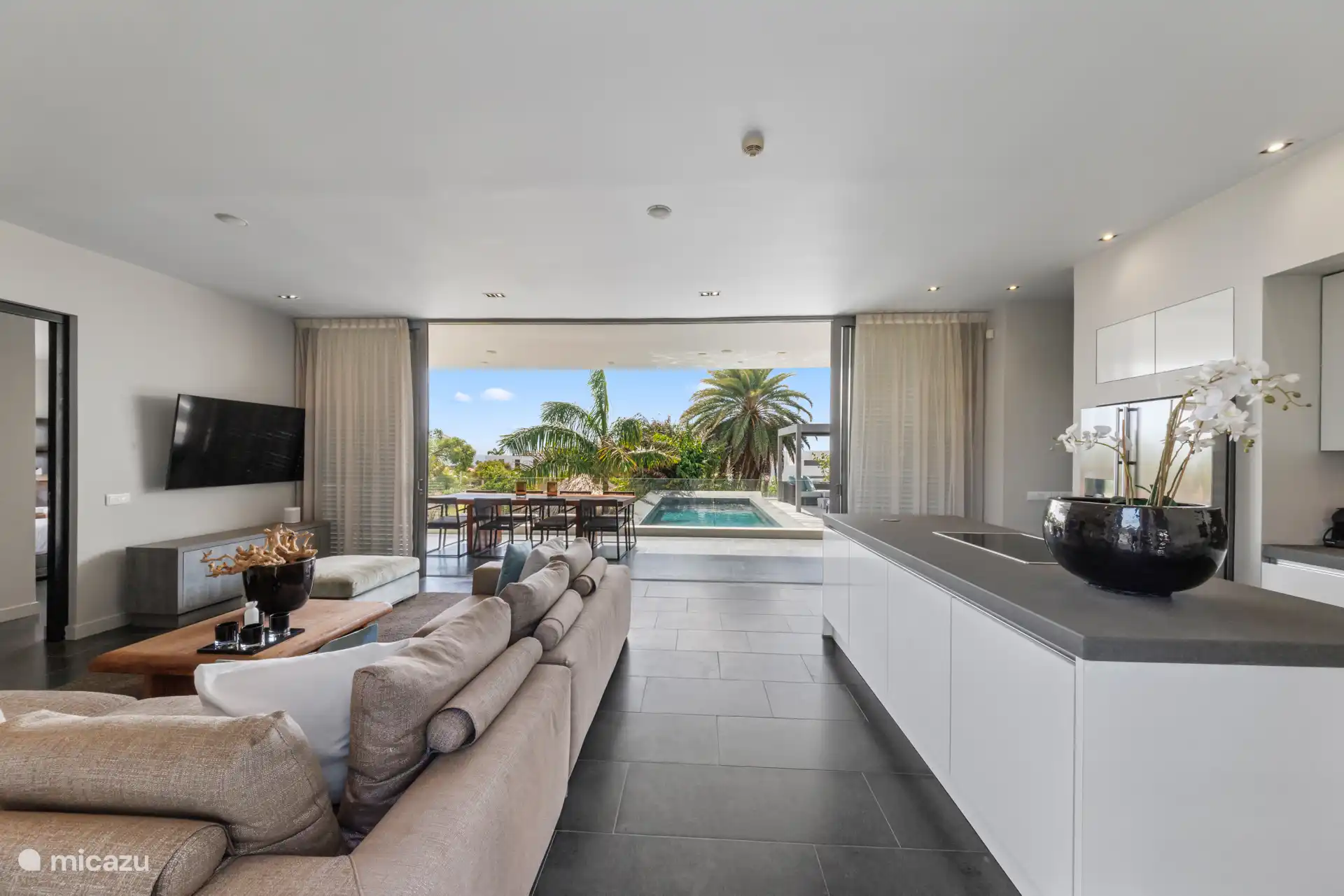 Salon et cuisine avec vue sur la piscine