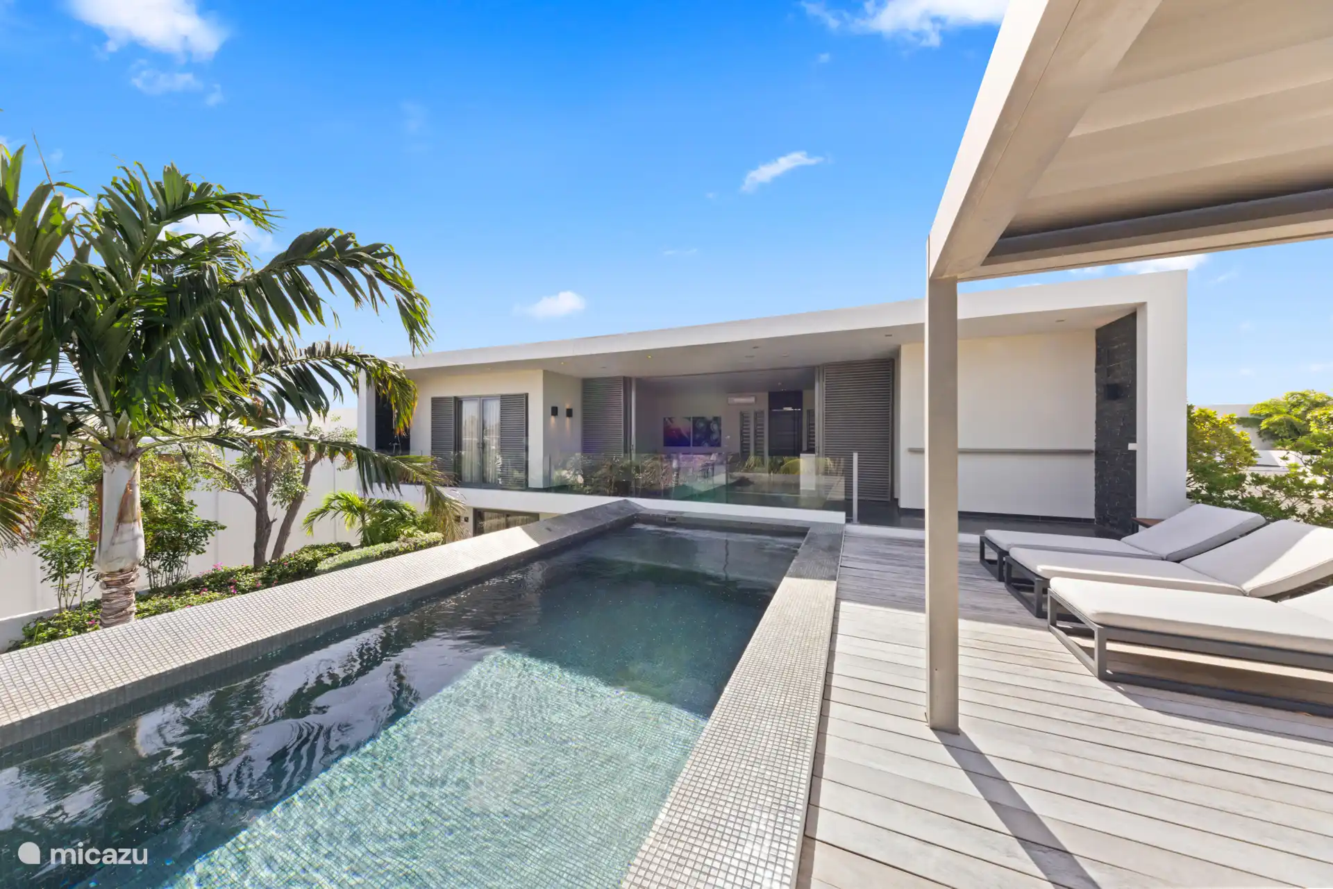 Belle piscine avec terrasse de piscine
