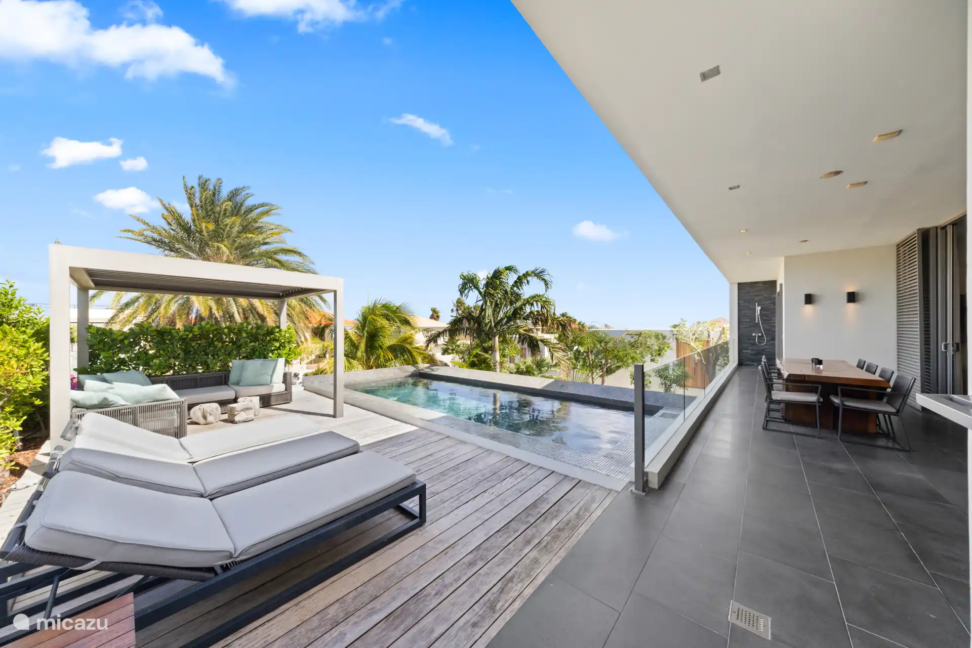 Vue sur la piscine et magnifique jardin