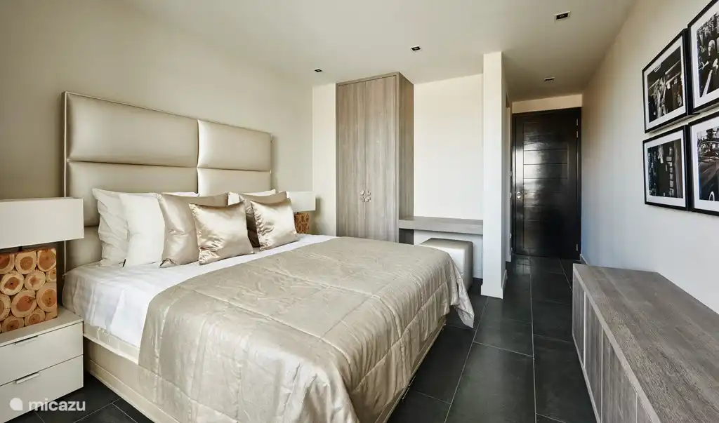 3 chambres, chacune avec une salle de bain de luxe attenante.