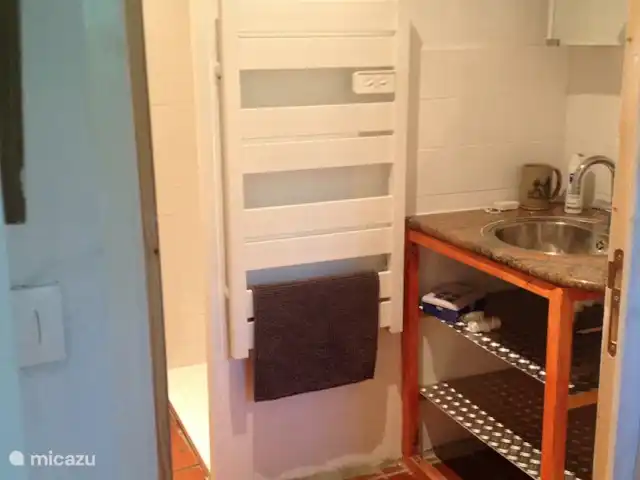 Location de Vacances France, Cher, Vesdun, maison de vacances - Gîte Jardin de Jauny La salle de bain avec douche spacieuse