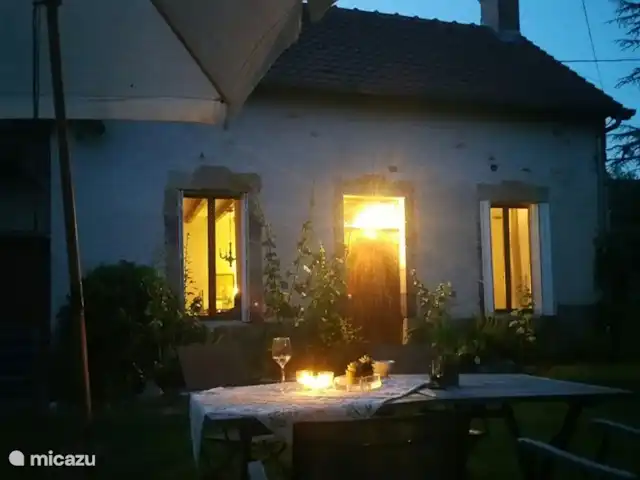 Location de Vacances France, Cher, Vesdun, maison de vacances - Gîte Jardin de Jauny la maison la nuit.