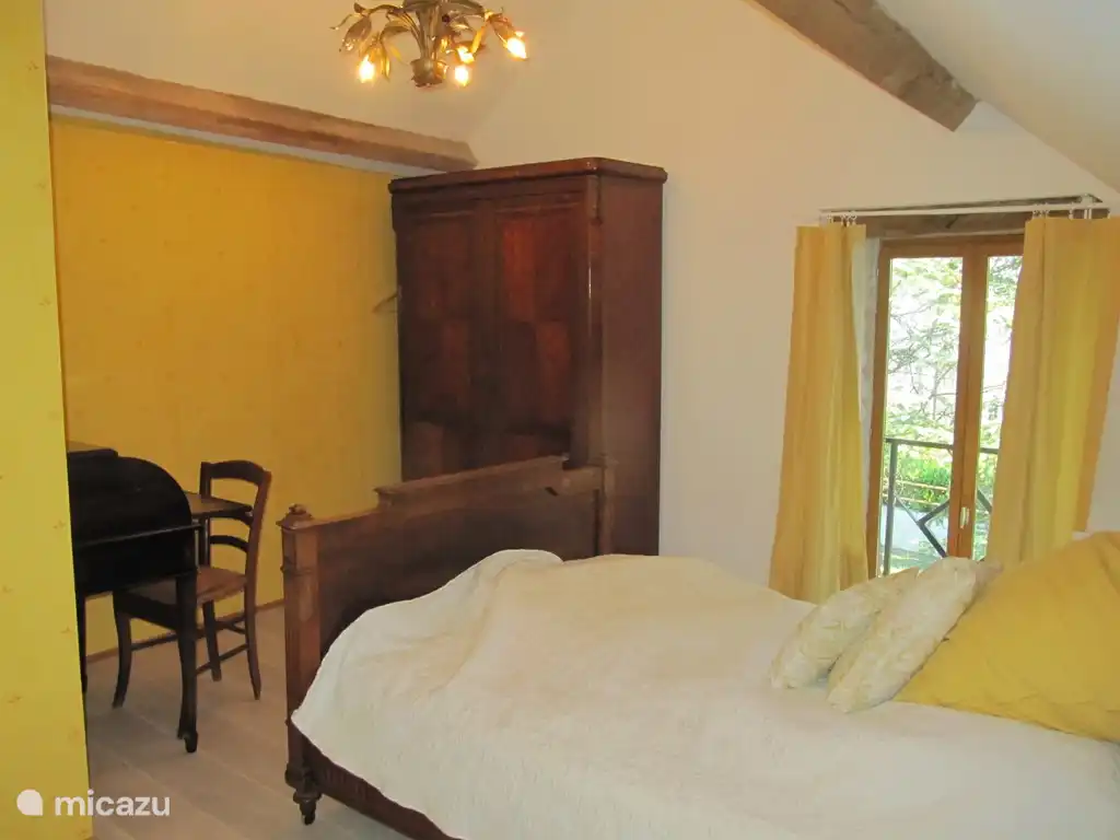 The yellow room, with desk