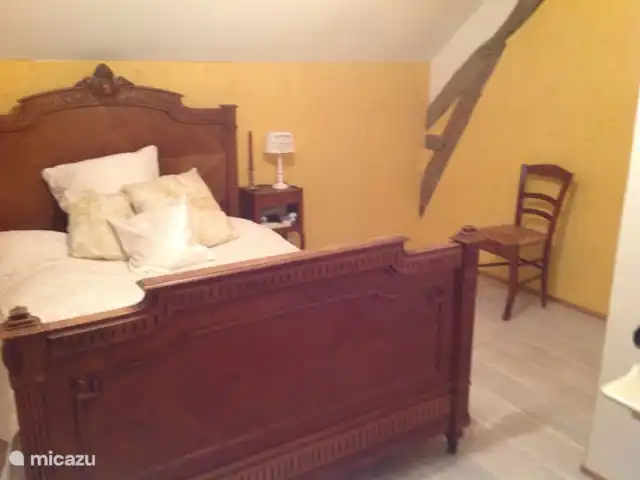 Location de Vacances France, Cher, Vesdun, maison de vacances - Gîte Jardin de Jauny La chambre jaune avec un lit double
