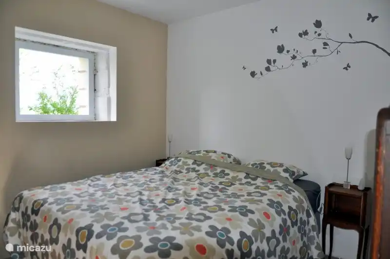 Eines der Zimmer ist mit einem Doppelbett.