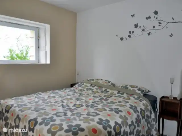 gîte / cottage huren in Frankrijk, Corrèze, Louignac – De Stal Eén van de kamers met een twee persoonsbed.