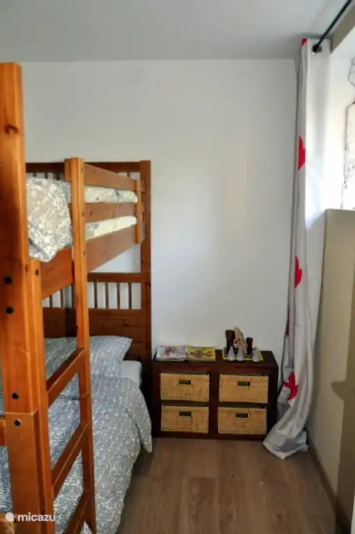 Eines der Zimmer ist mit Etagenbetten