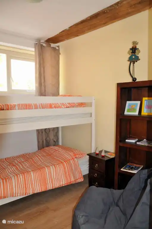 Eines der Zimmer ist mit Etagenbetten