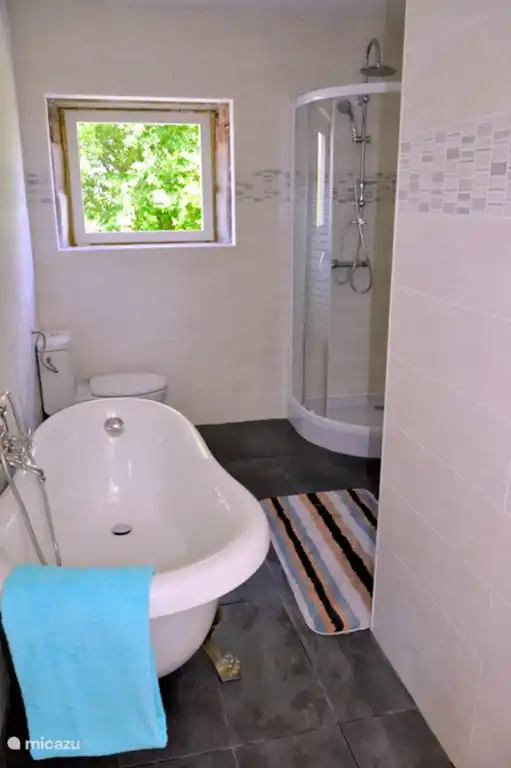 Es gibt zwei Badezimmer im Haus