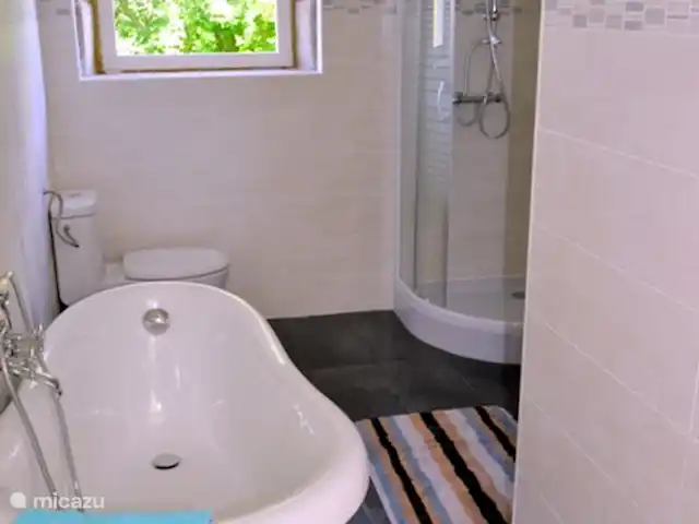 gîte / cottage huren in Frankrijk, Corrèze, Louignac – De Stal Er zijn twee badkamers in de stal