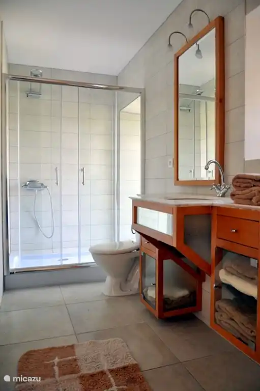 Einer der zwei Bäder