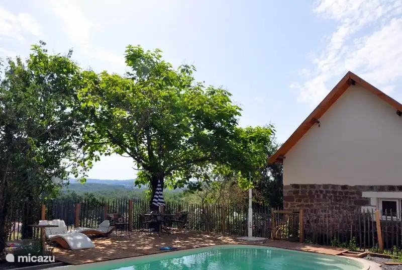 Die stabile liegt nur wenige Schritte vom Pool entfernt