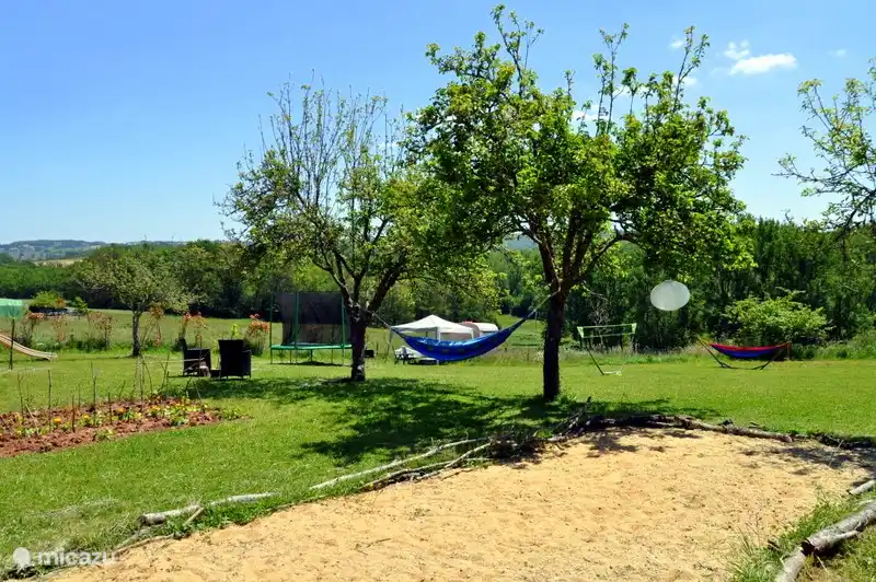 Das Feld mit Rasen-Bowling, Hängematte, Lagerfeuer enzenz