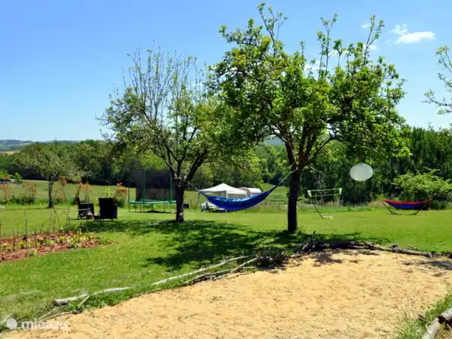 gîte / cottage huren in Frankrijk, Corrèze, Louignac – De Stal Het veld met jeu de boulesbaan, hangmat, stookplaats enzenz
