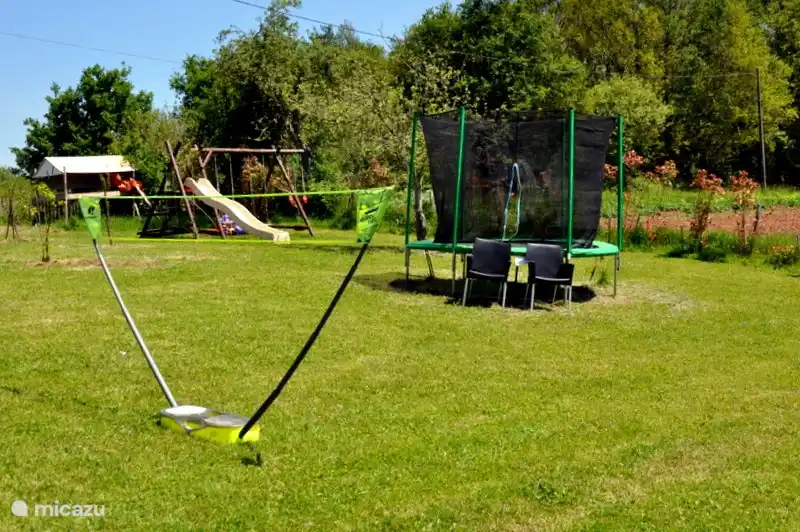 Trampolin, Badminton und Schaukeln