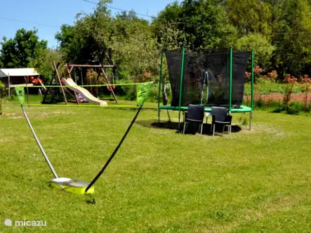 gîte / cottage huren in Frankrijk, Corrèze, Louignac – De Stal Trampoline, badminton en schommels