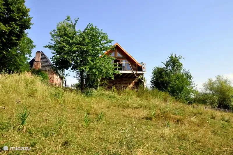 Der Stall aus dem Tal gesehen