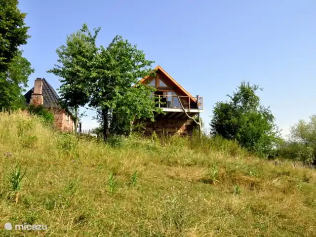 gîte / cottage huren in Frankrijk, Corrèze, Louignac – De Stal De stal gezien vanuit de vallei