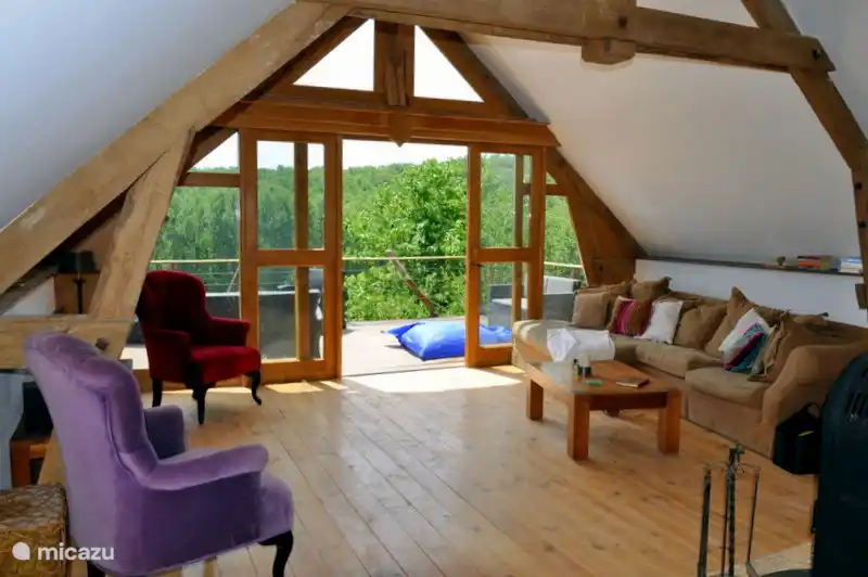 Wohnzimmer mit Zugang zum Balkon