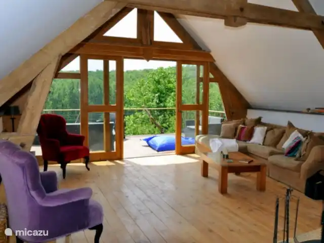 gîte / cottage huren in Frankrijk, Corrèze, Louignac – De Stal Woonkamer met toegang tot het balkon