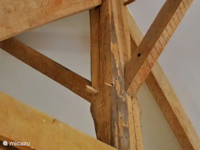 gîte / cottage huren in Frankrijk, Corrèze, Louignac – De Stal Detail van de balken op de eerste verdieping