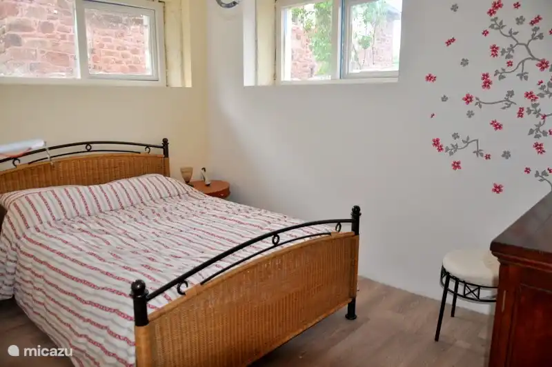 Eines der Zimmer mit Doppelbett