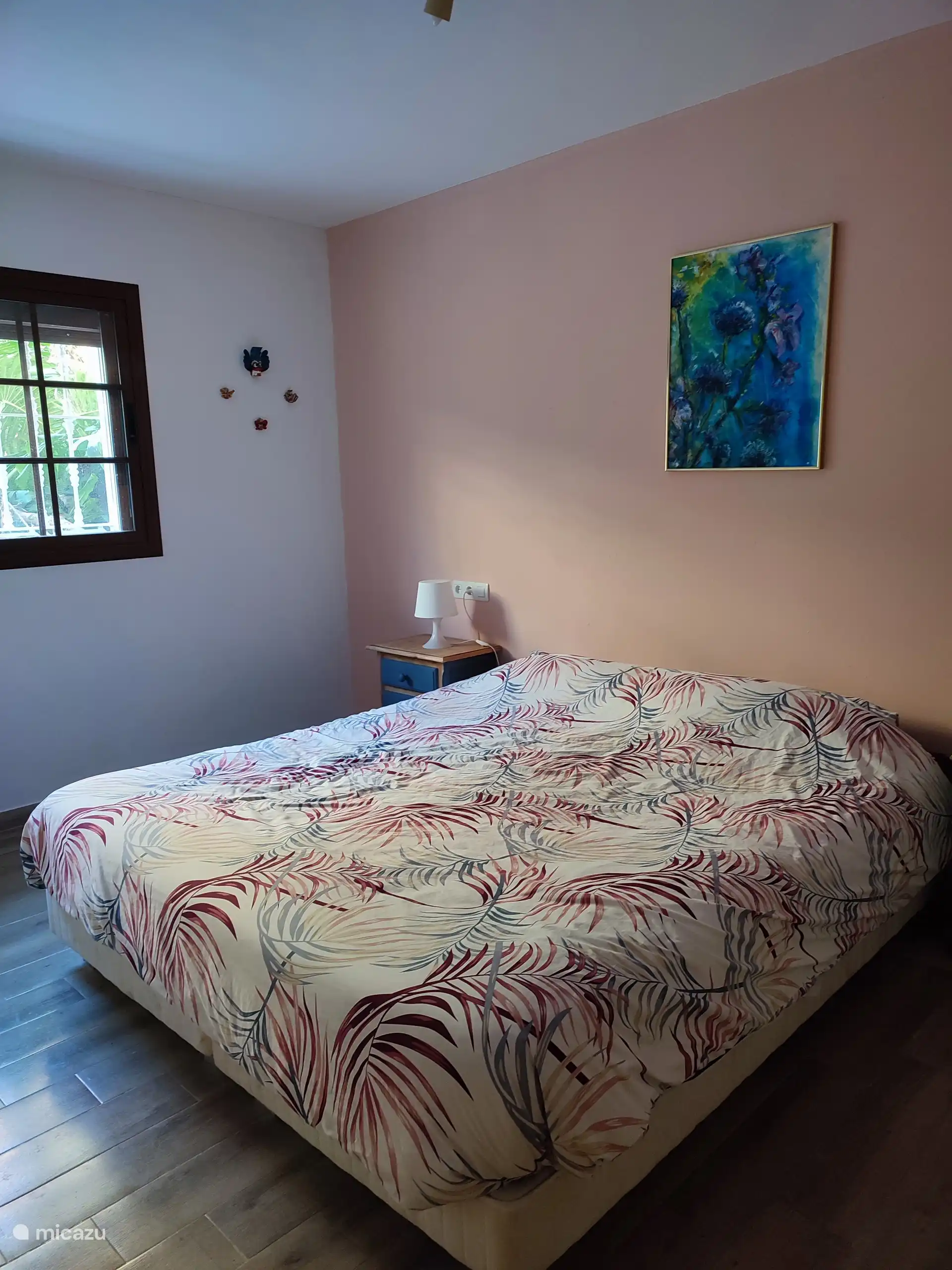 Slaapkamer met tweepersoonsbed van 1.80x 2 meter