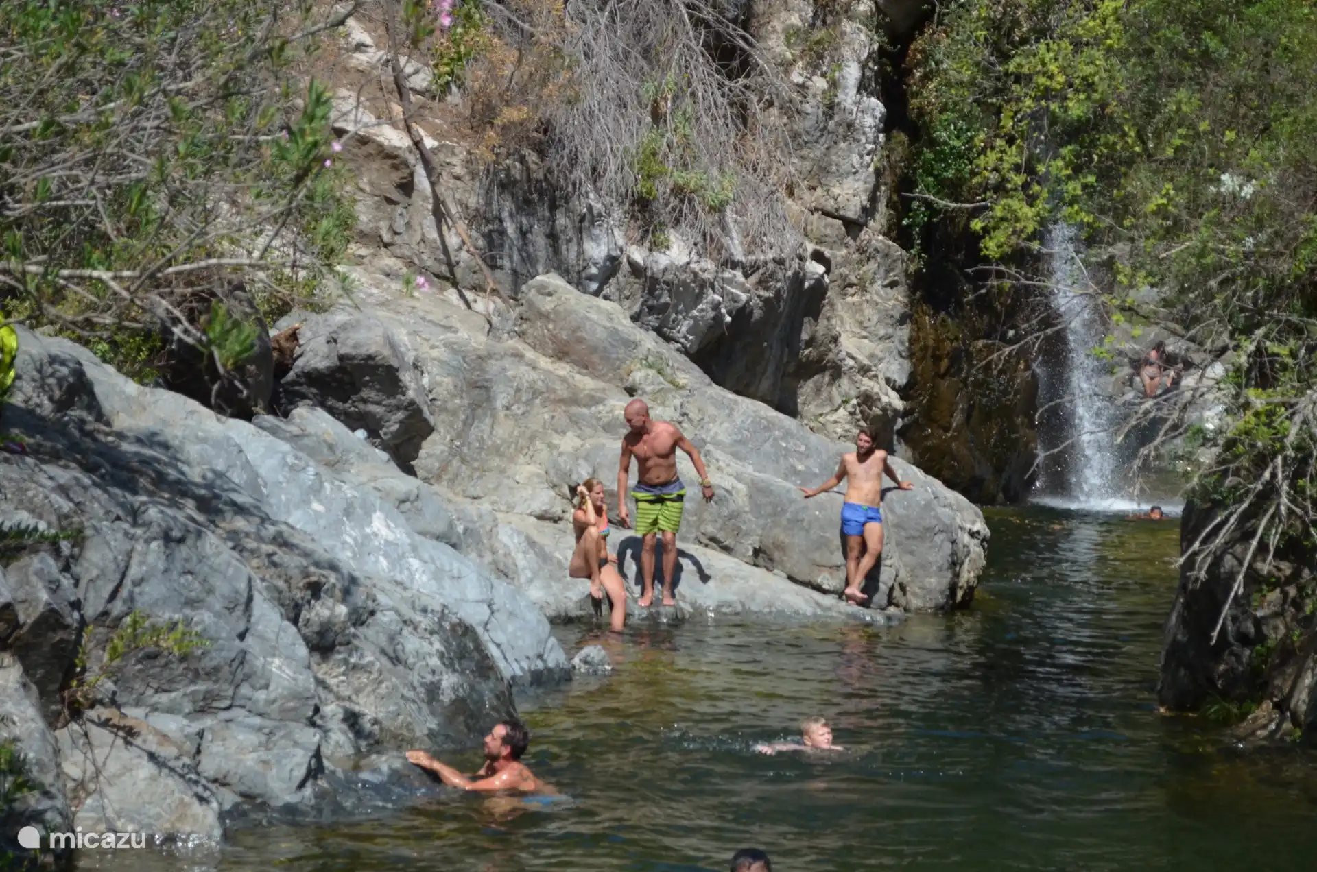 Genießen Sie das Schwimmen und Abkühlen in einem Bach in der Nähe.