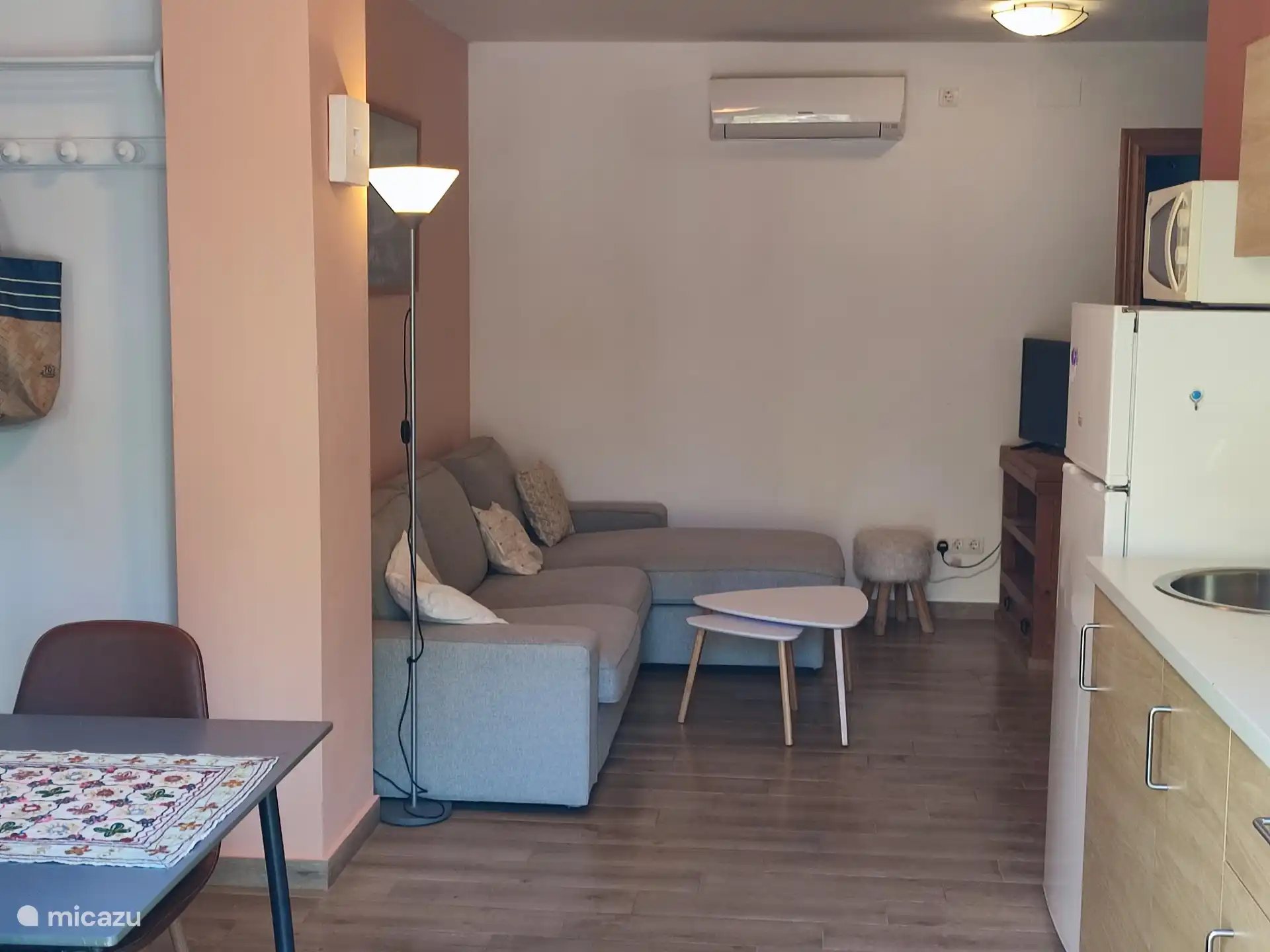 Begane grond appartement met grote tuin en zwembad.