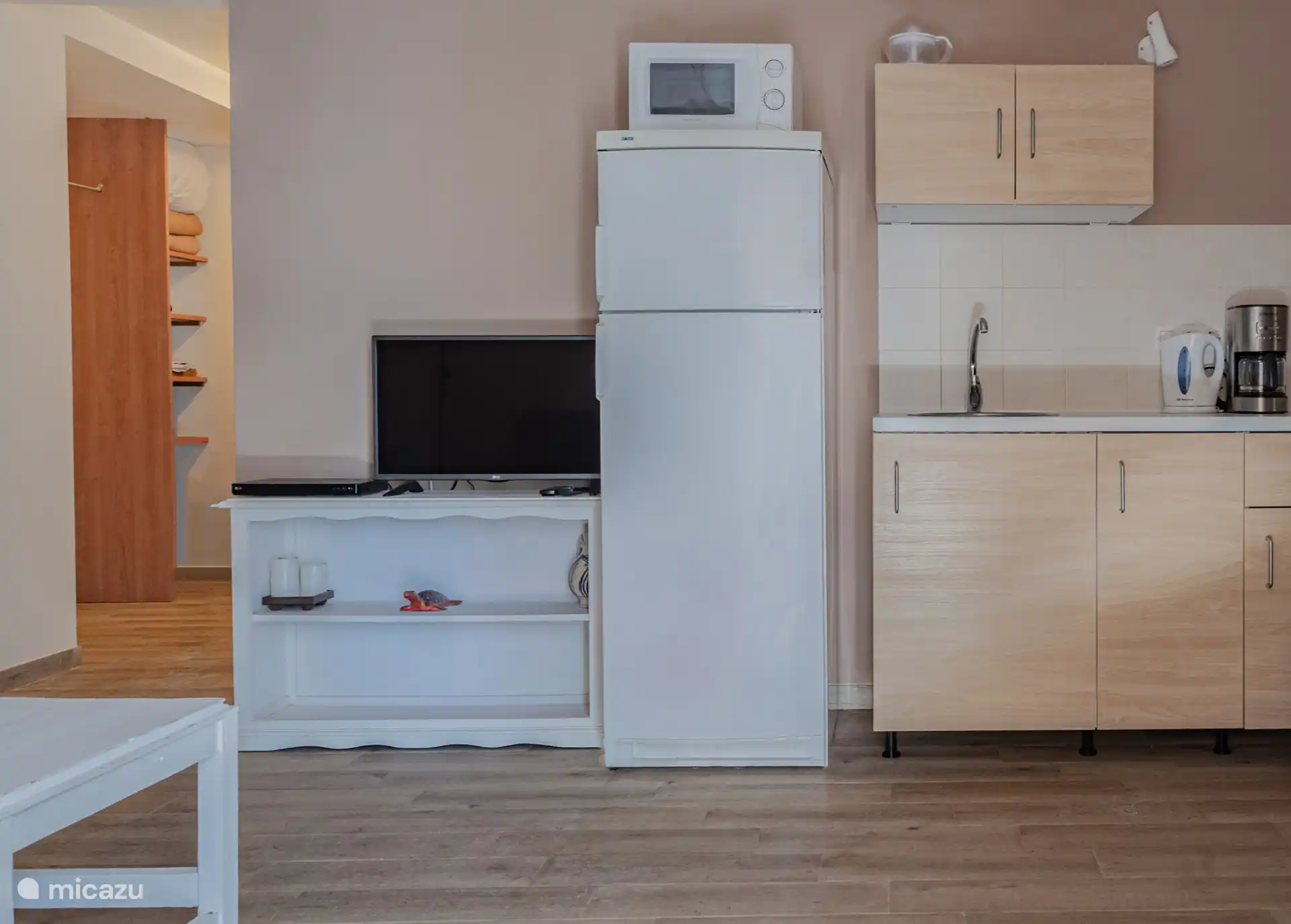 Die Küche und das Wohnzimmer der Hütte Tortuga