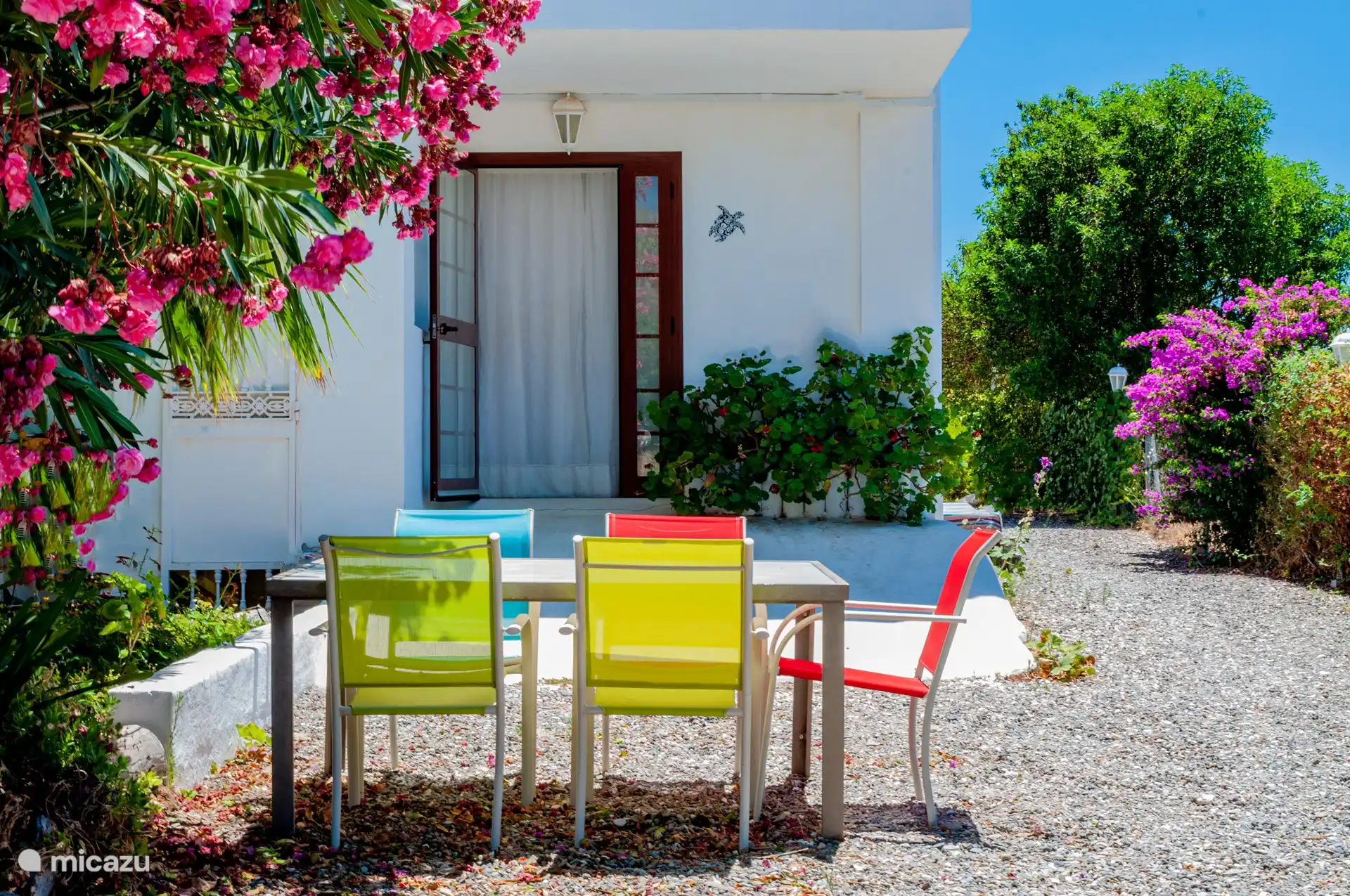 Alle Ferienhäuser verfügen über eine eigene Terrasse mit Tisch und Stühlen sowie einer Loungebank.