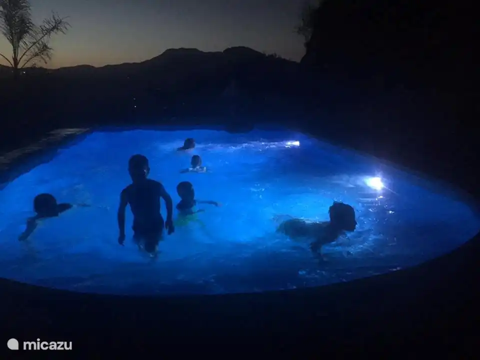 Schwimmen im Dunkeln an den schwülen Sommerabenden.