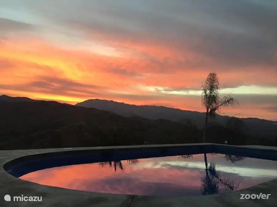 Wunderschöner Sonnenuntergang am Pool.