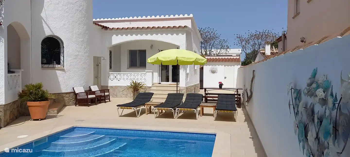 Lovely outdoor shower and sunbeds