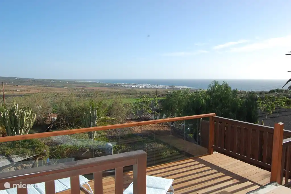 Terras met uitzicht over de baai van Arrieta