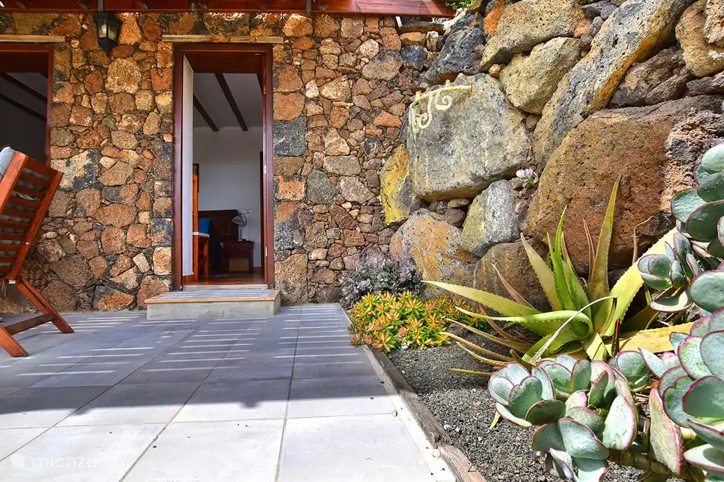 Ingang slaapkamer 1 vanuit binnentuin