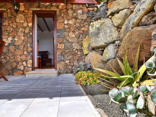 vakantiehuis huren in Spanje, Lanzarote, Tabayesco – El Chafariz Ingang slaapkamer 1 vanuit binnentuin