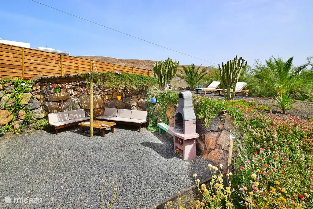 Binnentuin met barbecue