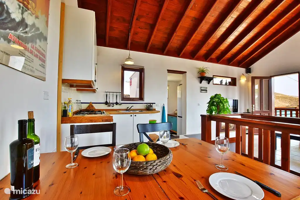  Eettafel met keuken en bijkeuken op de achtergrond