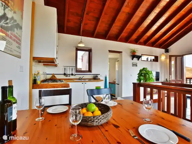vakantiehuis huren in Spanje, Lanzarote, Tabayesco – El Chafariz  Eettafel met keuken en bijkeuken op de achtergrond
